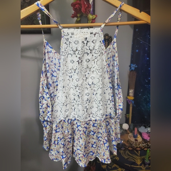 Gorgeous E&M crop tank top with buttons and lace details size Large - Picture 4 of 5